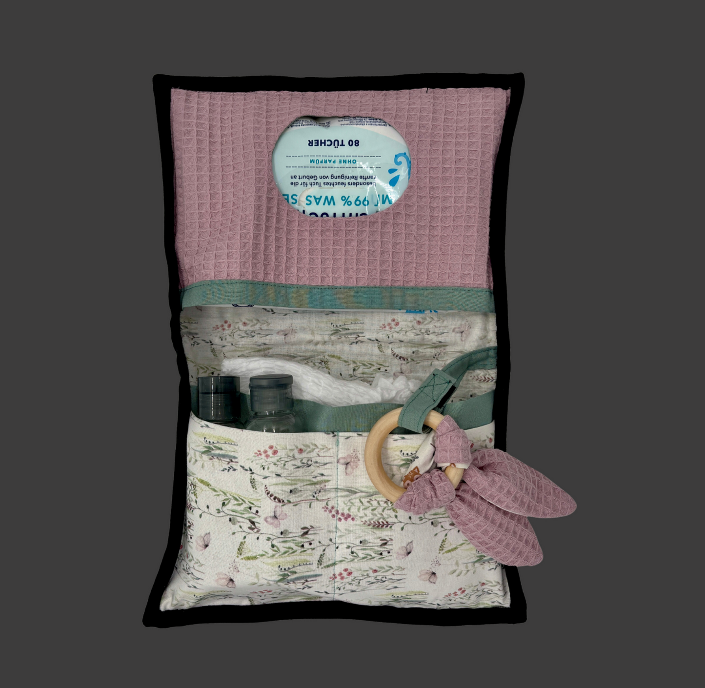 BERTHA Windeltasche Innenseite mit Utensilien gefüllt